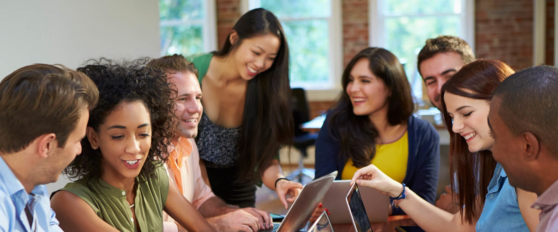 10 actividades y eventos creativos de creación de equipos para impulsar el compromiso de los empleados