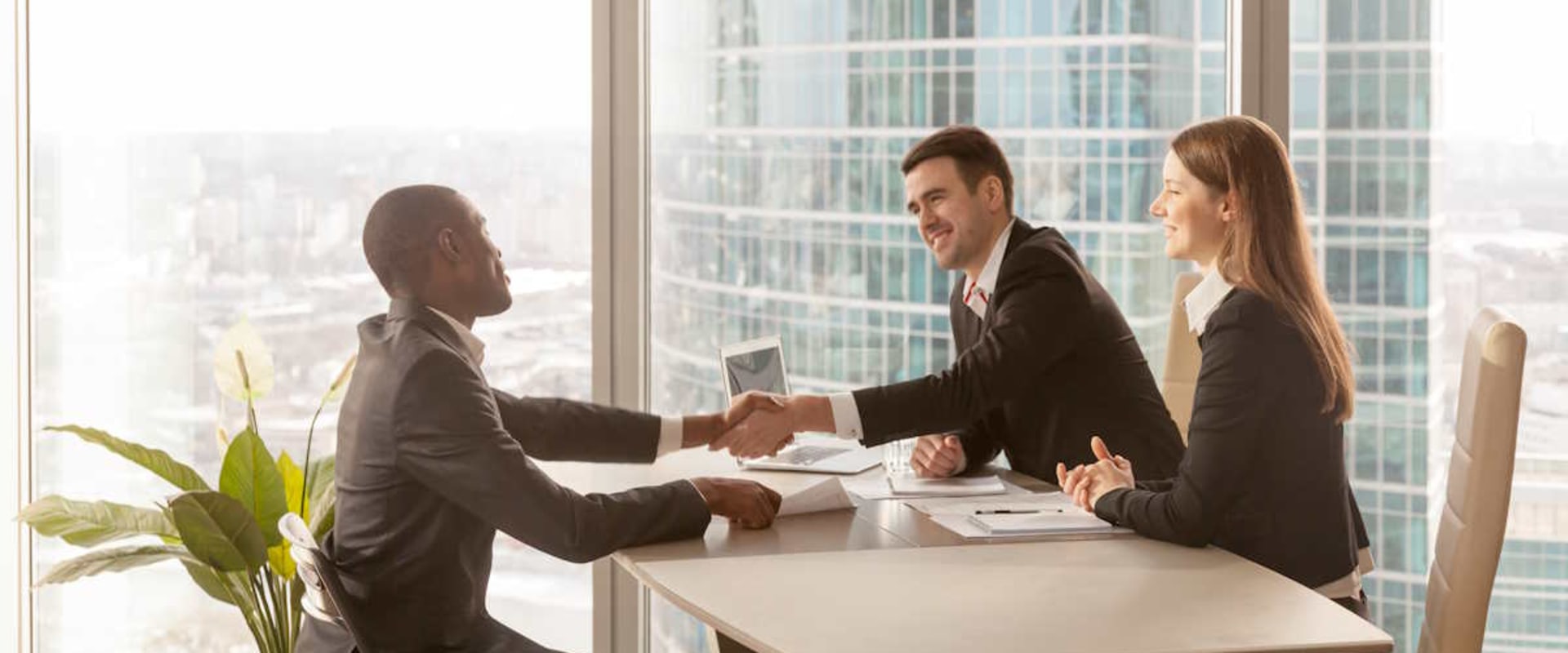 Creación de un panel de entrevistas diverso: una guía para prácticas de contratación inclusivas